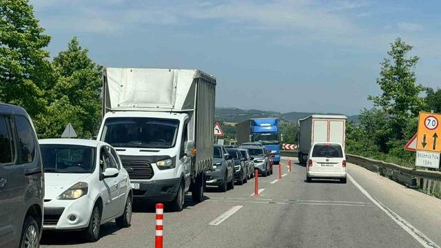 Arızalanan otomobil, Yalova-Bursa karayolunu kitledi 2