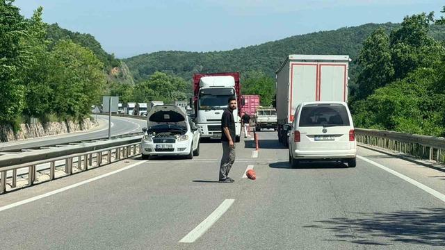 Arızalanan otomobil, Yalova-Bursa karayolunu kitledi 1