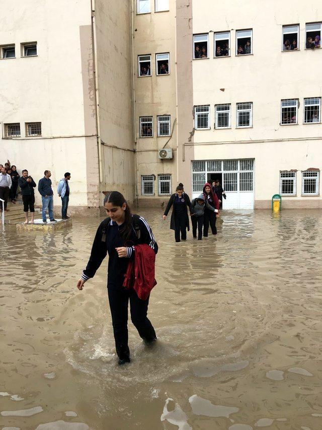 Kızıltepe'de sağanak; kerpiç ev çöktü, okulda mahsur kalan öğrenciler kurtarıldı