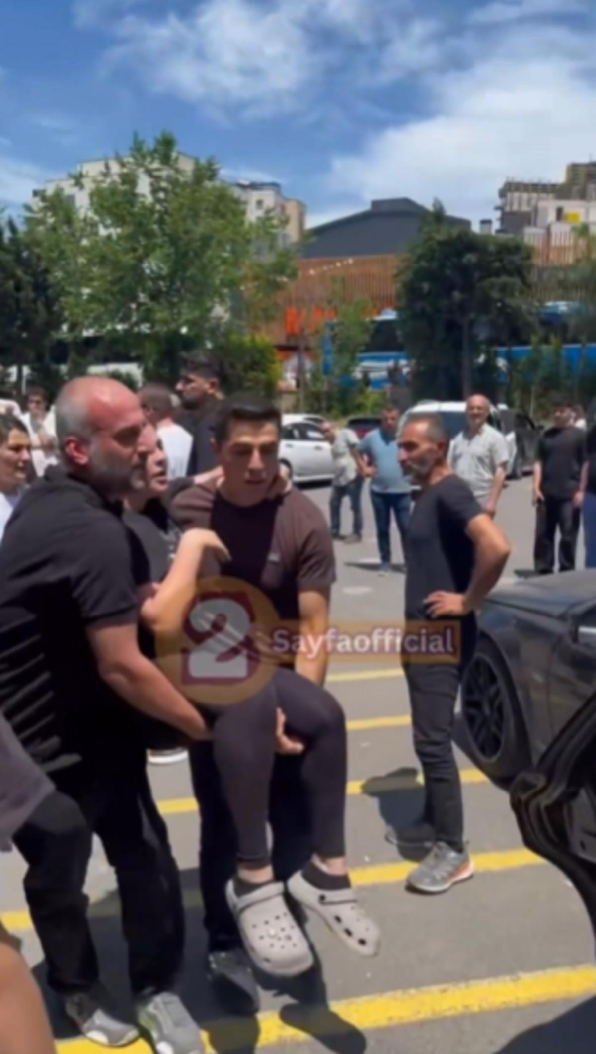 Can Polat ın kızı cenazede sinir krizi ge&ccedil;irdi: "Babamı &ouml;ld&uuml;rd&uuml;ler..." 3