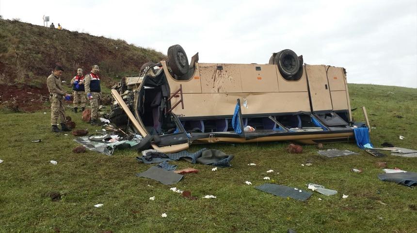 Ardahan'da feci kaza! 4 ölü, 22 yaralı