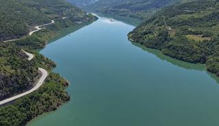 Artvin'de su seviyesi y&uuml;kselen barajlarda kontroll&uuml; su tahliyesi yapılıyor