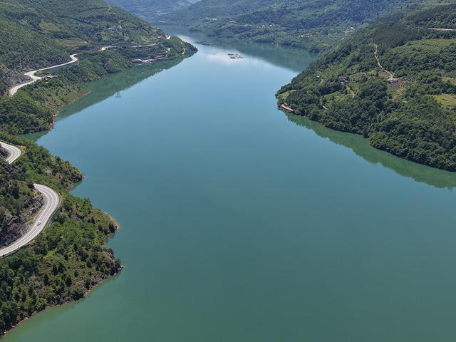 Artvin'de su seviyesi y&uuml;kselen barajlarda kontroll&uuml; su tahliyesi yapılıyor