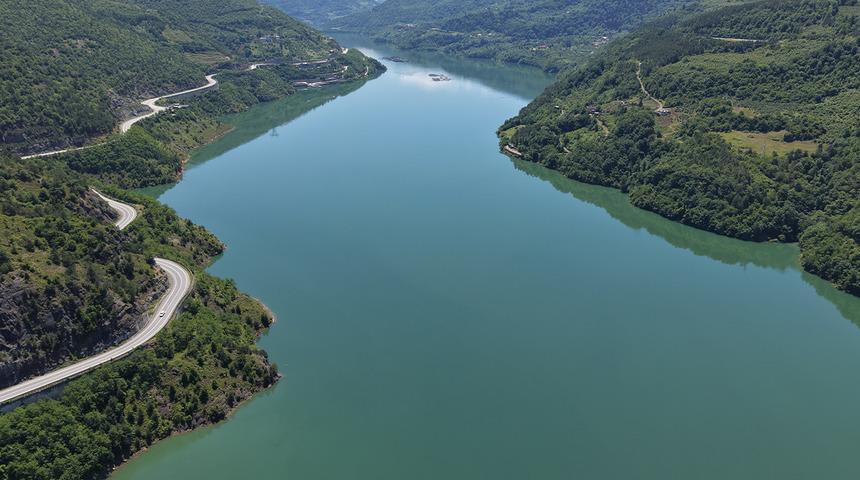 Artvin'de su seviyesi y&uuml;kselen barajlarda kontroll&uuml; su tahliyesi yapılıyor