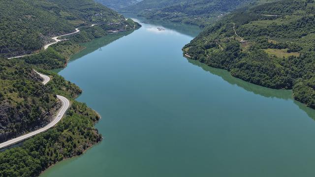 Artvin'de su seviyesi yükselen barajlarda kontrollü su tahliyesi yapılıyor