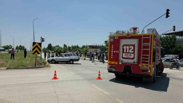Hatay&rsquo;da seyir halindeki iki otomobil &ccedil;arpıştı: 1&rsquo;i ağır 2 yaralı 3