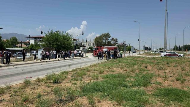 Hatay&rsquo;da seyir halindeki iki otomobil &ccedil;arpıştı: 1&rsquo;i ağır 2 yaralı 2