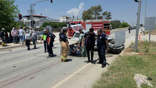 Hatay&rsquo;da seyir halindeki iki otomobil &ccedil;arpıştı: 1&rsquo;i ağır 2 yaralı 1