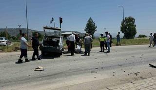 Hatay&rsquo;da seyir halindeki iki otomobil &ccedil;arpıştı: 1&rsquo;i ağır 2 yaralı