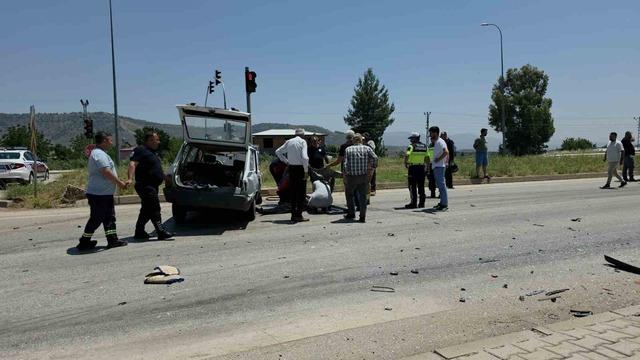 Hatay’da seyir halindeki iki otomobil çarpıştı: 1’i ağır 2 yaralı