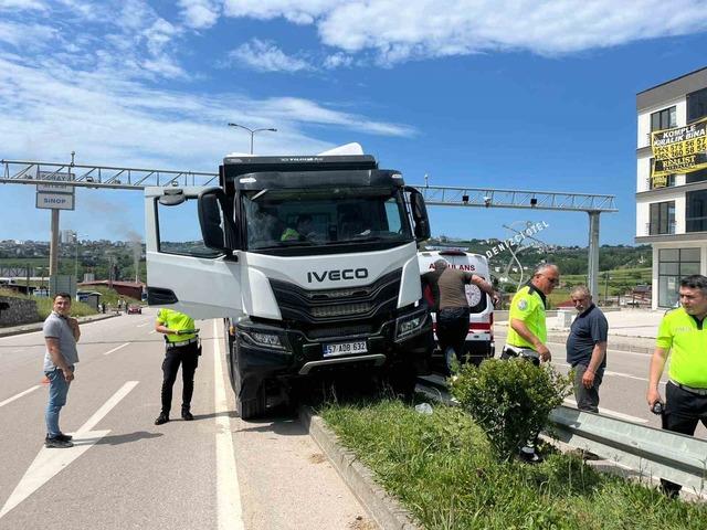 Sinop&rsquo;ta kamyon s&uuml;r&uuml;c&uuml;s&uuml; direksiyon başında fenalaştı: 1 yaralı 3