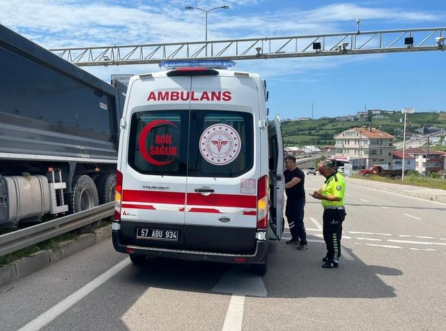 Sinop&rsquo;ta kamyon s&uuml;r&uuml;c&uuml;s&uuml; direksiyon başında fenalaştı: 1 yaralı 2