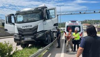 Sinop&rsquo;ta kamyon s&uuml;r&uuml;c&uuml;s&uuml; direksiyon başında fenalaştı: 1 yaralı