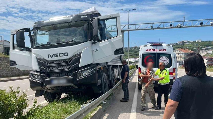 Sinop&rsquo;ta kamyon s&uuml;r&uuml;c&uuml;s&uuml; direksiyon başında fenalaştı: 1 yaralı