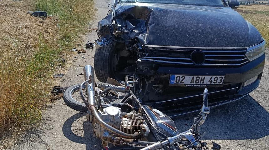Otomobil ile motosiklet &ccedil;arpıştı: 2 ağır yaralı