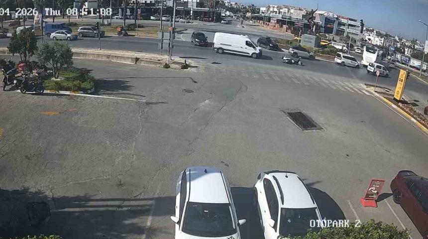 Bodrum&rsquo;daki kaza kamerada: "Motosiklet savruldu, 2 kişi yaralandı"