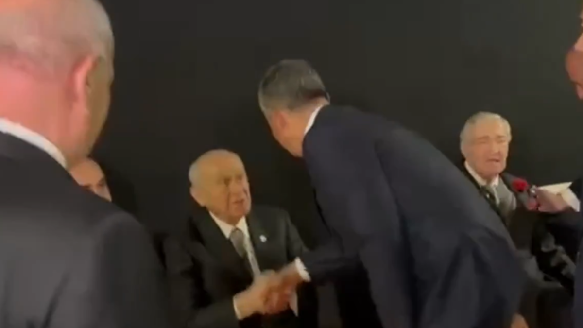 Dikkat çeken anlar! Devlet Bahçeli ve Özgür Özel o etkinlikte bir araya geldiler