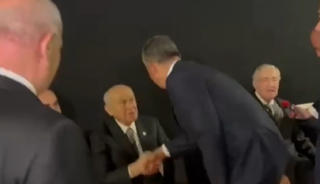 Dikkat &ccedil;eken anlar! Devlet Bah&ccedil;eli ve &Ouml;zg&uuml;r &Ouml;zel o etkinlikte bir araya geldiler