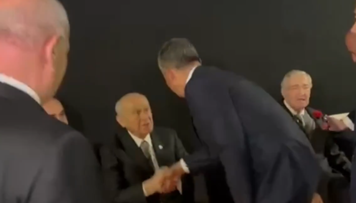 Dikkat &ccedil;eken anlar! Devlet Bah&ccedil;eli ve &Ouml;zg&uuml;r &Ouml;zel o etkinlikte bir araya geldiler