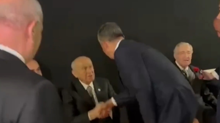 Dikkat &ccedil;eken anlar! Devlet Bah&ccedil;eli ve &Ouml;zg&uuml;r &Ouml;zel o etkinlikte bir araya geldiler