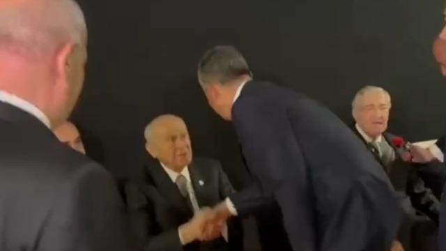 Dikkat çeken anlar! Devlet Bahçeli ve Özgür Özel o etkinlikte bir araya geldiler