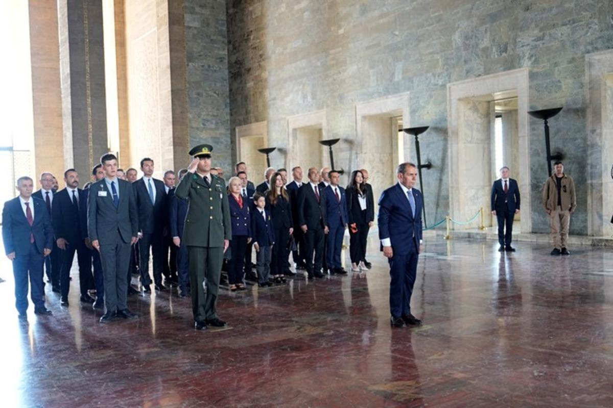 Galatasaray Başkanı Dursun &Ouml;zbek, kurullarıyla birlikte Anıtkabir&rsquo;i ziyaret etti 1