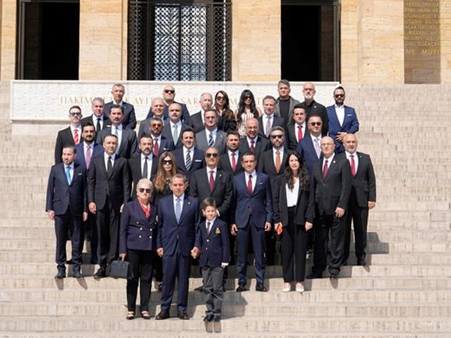 Galatasaray Başkanı Dursun &Ouml;zbek, Anıtkabir&rsquo;i ziyaret etti