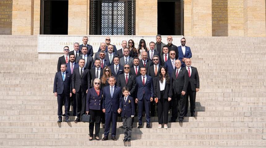 Galatasaray Başkanı Dursun &Ouml;zbek, kurullarıyla birlikte Anıtkabir&rsquo;i ziyaret etti