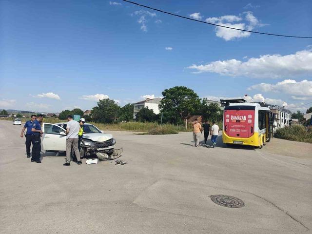 Bursa&rsquo;da feci kaza: 3 yaralı 2