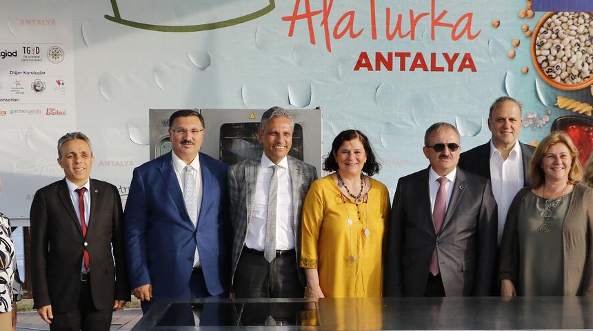 TÜRSAB Başkanı: Türkiye'ye en uygun sistem 'her şey dahil'dir