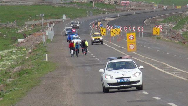 Milli mücadele ruhu için Iğdır'dan yola çıkan bisikletliler Kars'ta