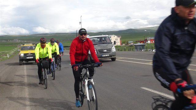 Milli mücadele ruhu için Iğdır'dan yola çıkan bisikletliler Kars'ta