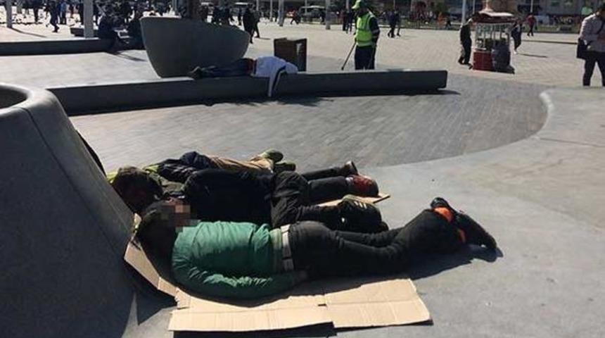 Taksim'de uyuşturucu kullanıp baygın halde yatan gen&ccedil;ler y&uuml;rek burktu!