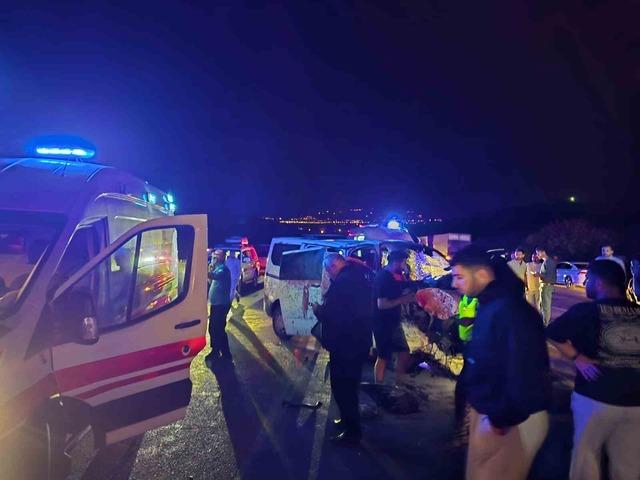Bing&ouml;l&rsquo;de panelvan yola &ccedil;ıkan ata &ccedil;arptı: 1 &ouml;l&uuml;, 2 yaralı 2