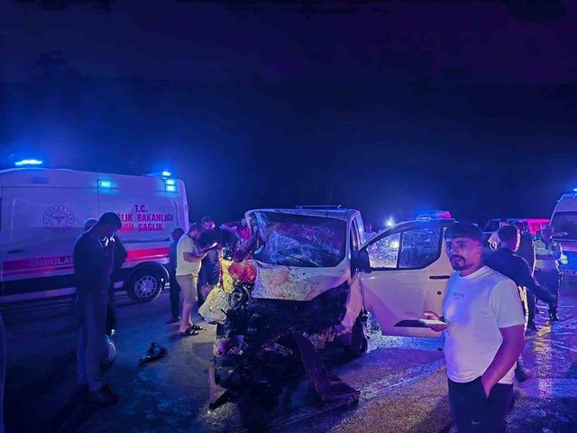 Bing&ouml;l&rsquo;de panelvan yola &ccedil;ıkan ata &ccedil;arptı: 1 &ouml;l&uuml;, 2 yaralı 1