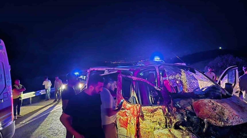 Bing&ouml;l&rsquo;de panelvan yola &ccedil;ıkan ata &ccedil;arptı: 1 &ouml;l&uuml;, 2 yaralı