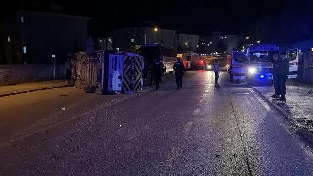 Eskişehir de otomobille iş&ccedil;i servisinin &ccedil;arpıştığı kazada 7 kişi yaralandı 8