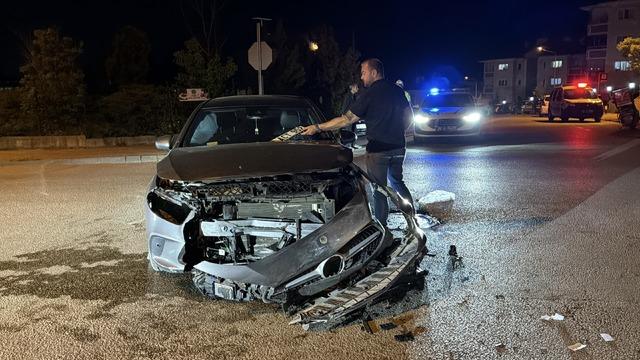Eskişehir de otomobille iş&ccedil;i servisinin &ccedil;arpıştığı kazada 7 kişi yaralandı 7
