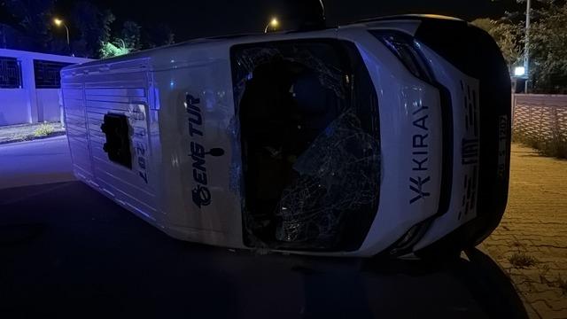 Eskişehir de otomobille iş&ccedil;i servisinin &ccedil;arpıştığı kazada 7 kişi yaralandı 6
