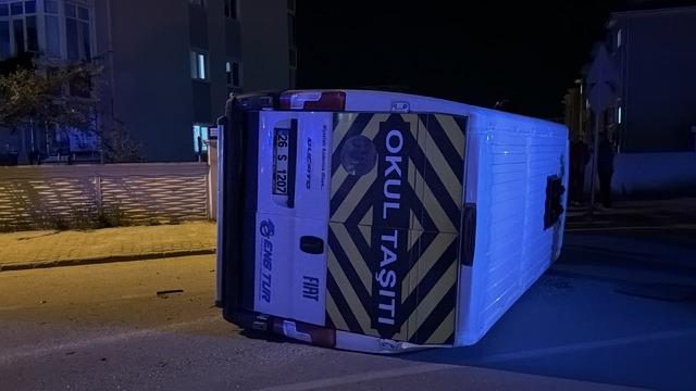 Eskişehir de otomobille iş&ccedil;i servisinin &ccedil;arpıştığı kazada 7 kişi yaralandı 5