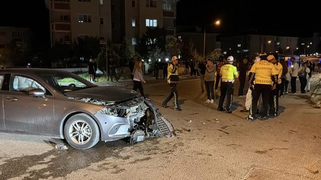 Eskişehir de otomobille iş&ccedil;i servisinin &ccedil;arpıştığı kazada 7 kişi yaralandı 4