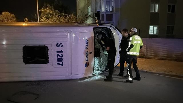 Eskişehir de otomobille iş&ccedil;i servisinin &ccedil;arpıştığı kazada 7 kişi yaralandı 3