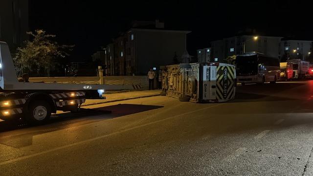 Eskişehir de otomobille iş&ccedil;i servisinin &ccedil;arpıştığı kazada 7 kişi yaralandı 2