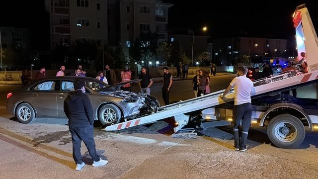 Eskişehir de otomobille iş&ccedil;i servisinin &ccedil;arpıştığı kazada 7 kişi yaralandı 1