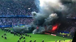 Hamburg taraftarları tribünü yaktı!