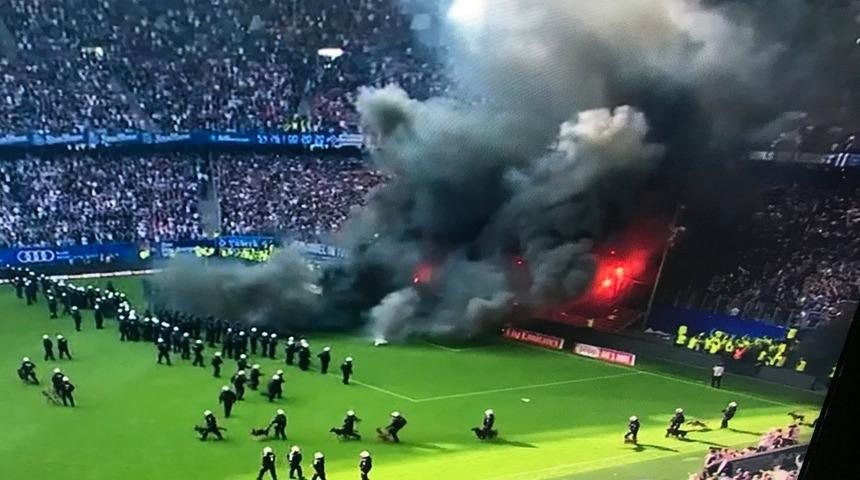 Hamburg taraftarları tribünü yaktı!
