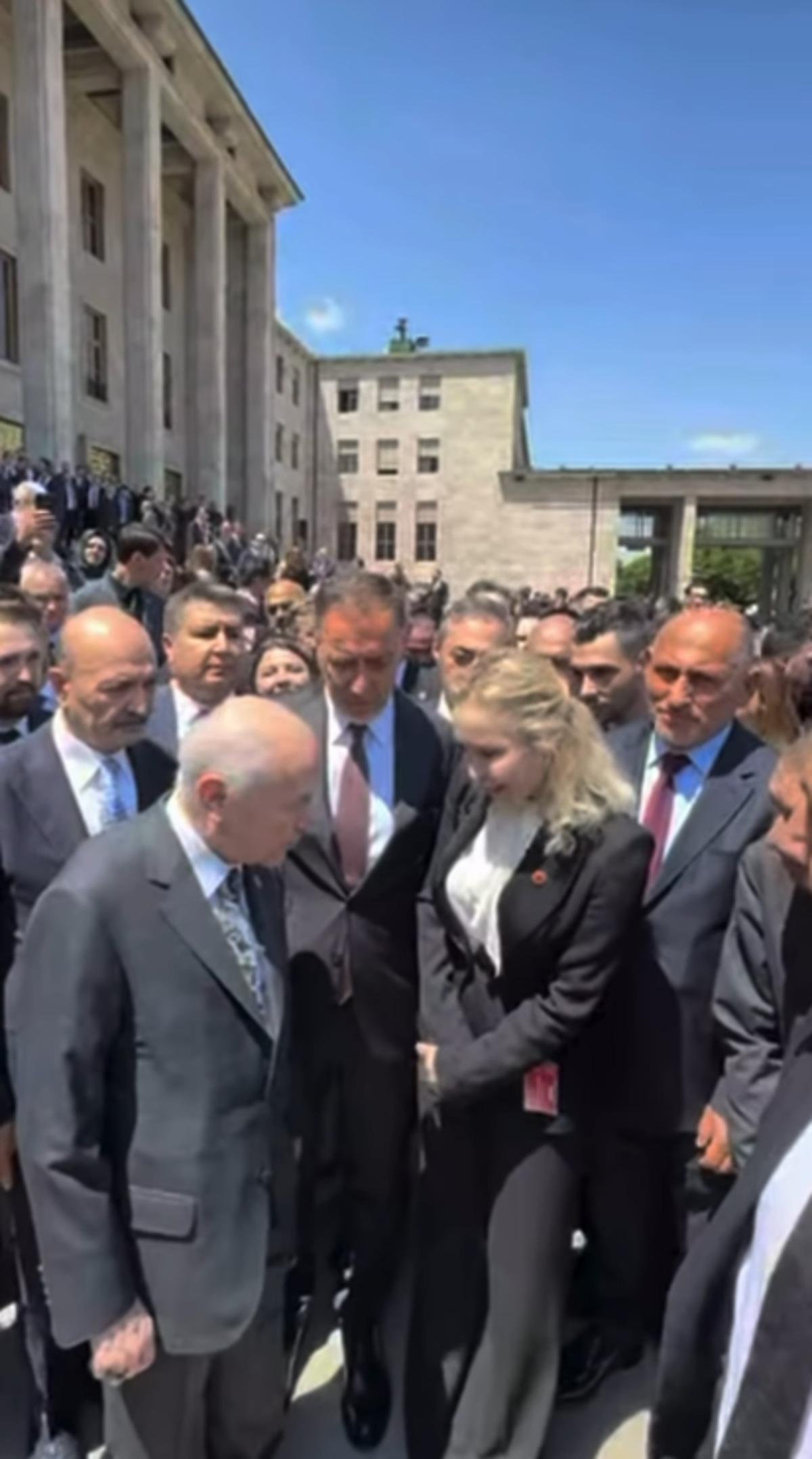 İbrahim Tatlıses&rsquo;in eski eşi Ayşeg&uuml;l Yıldız siyasete girdi! Devlet Bah&ccedil;eli ile dikkat &ccedil;eken buluşma 1