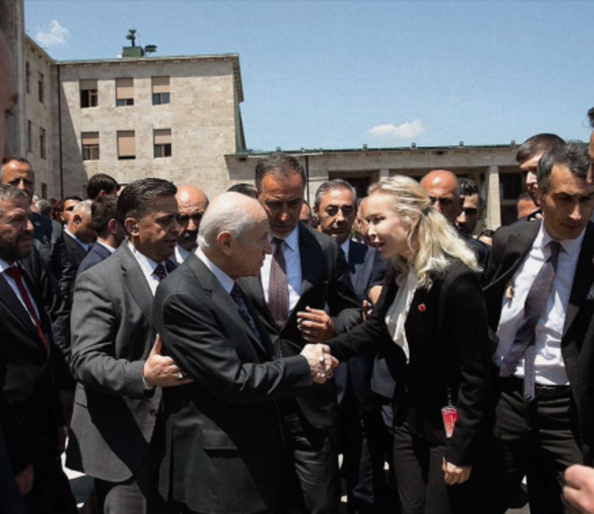 İbrahim Tatlıses&rsquo;in eski eşi Ayşeg&uuml;l Yıldız siyasete girdi! Devlet Bah&ccedil;eli ile dikkat &ccedil;eken buluşma 2