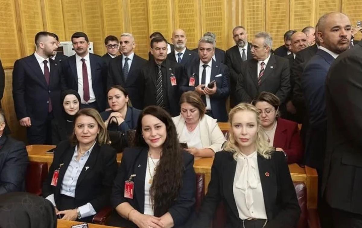İbrahim Tatlıses&rsquo;in eski eşi Ayşeg&uuml;l Yıldız siyasete girdi! Devlet Bah&ccedil;eli ile dikkat &ccedil;eken buluşma 3