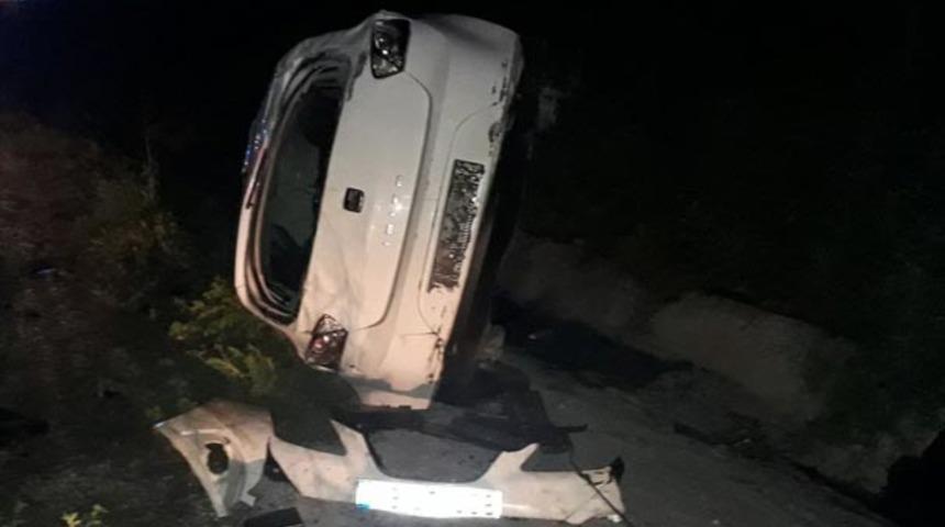 Eşeğe çarpan otomobil takla attı: 3 yaralı